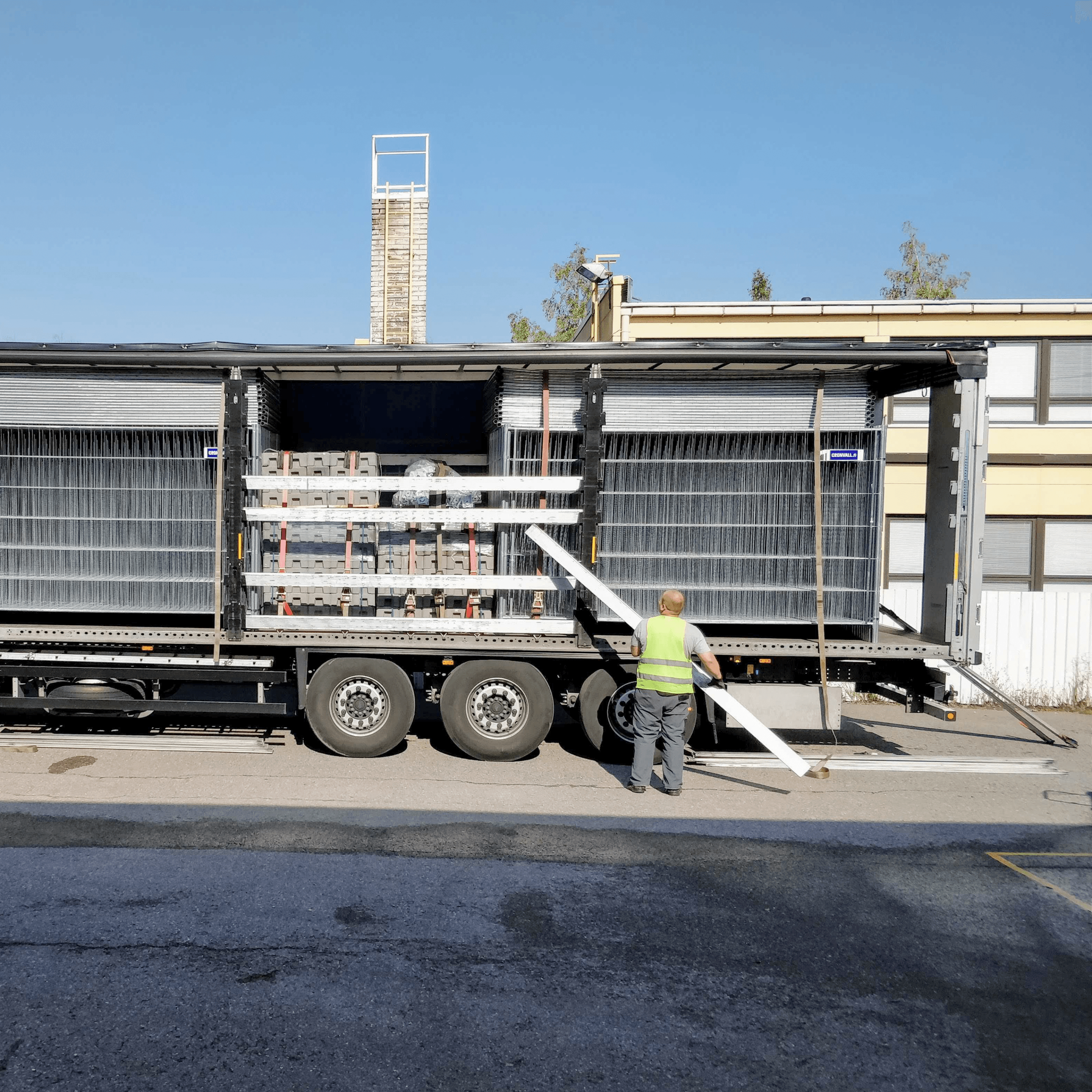 Unloading truck with Cronvall fences